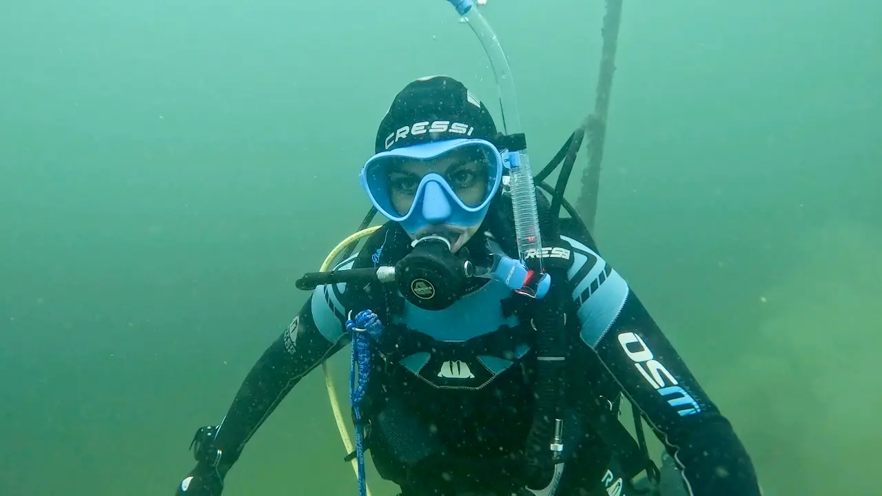Taucherin im Bodensee beim Discover Local Dive