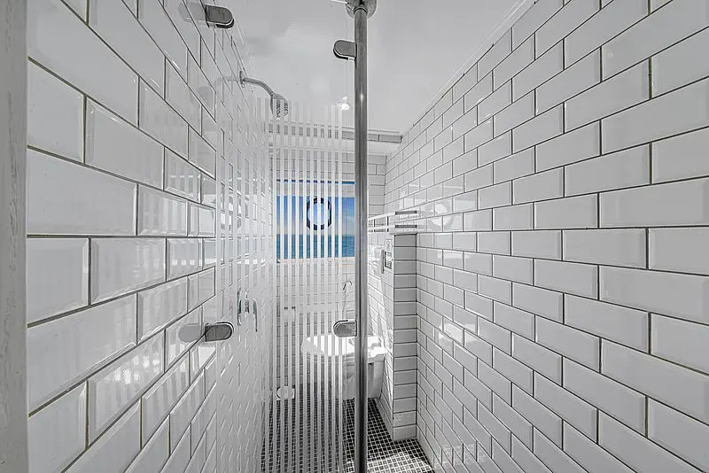 Badezimmer mit Dusche und Toilette